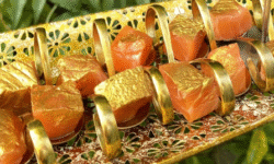 Dado de salmón con polvo de oro