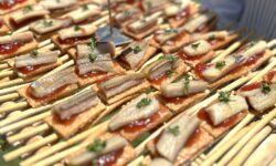 Tosta de sardina ahumada con mermelada de tomate