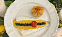 Lomo de dorada al horno acompañado de saquito de verduras, queso curado de oveja y embutido ibérico con salsa a la naranja