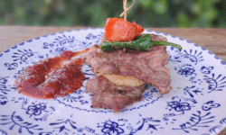 Pincho de secreto ibérico con patata y jamón acompañado de salsa de fresa