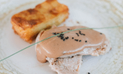 Solomillo de cerdo al foie acompañado de milhojas de patata al horno con cremoso de queso