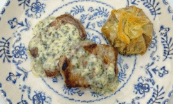 Solomillo de cerdo con salsa alemana acompañado de saquito de verduras, queso curado de oveja y embutido ibérico