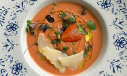 Crema fría de fresas con parmesano